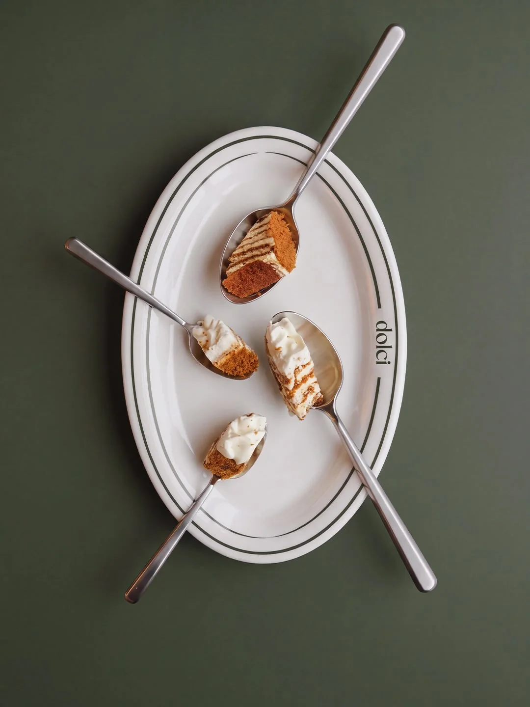 Dolci tabağında kaşıklarda pasta tadımları