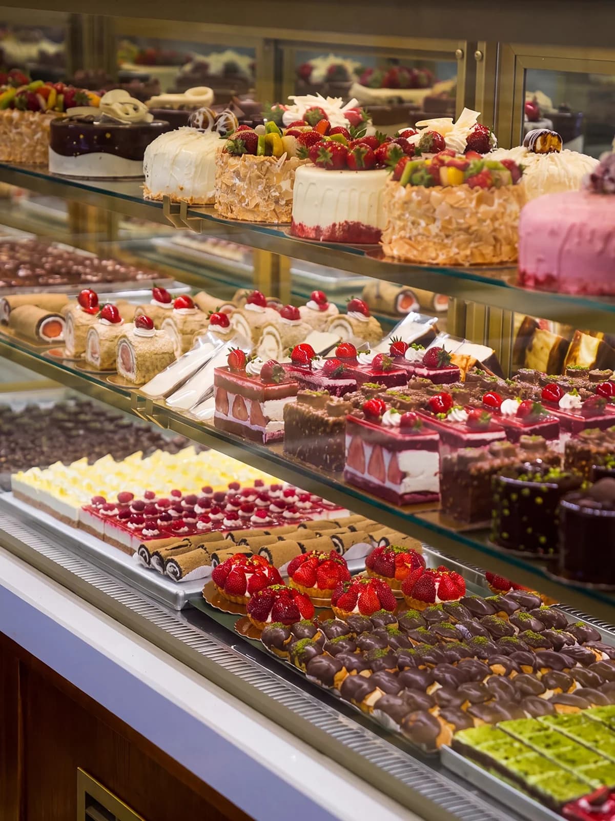 Dolci Büyükada pastane vitrininde pasta ve tatlı çeşitleri