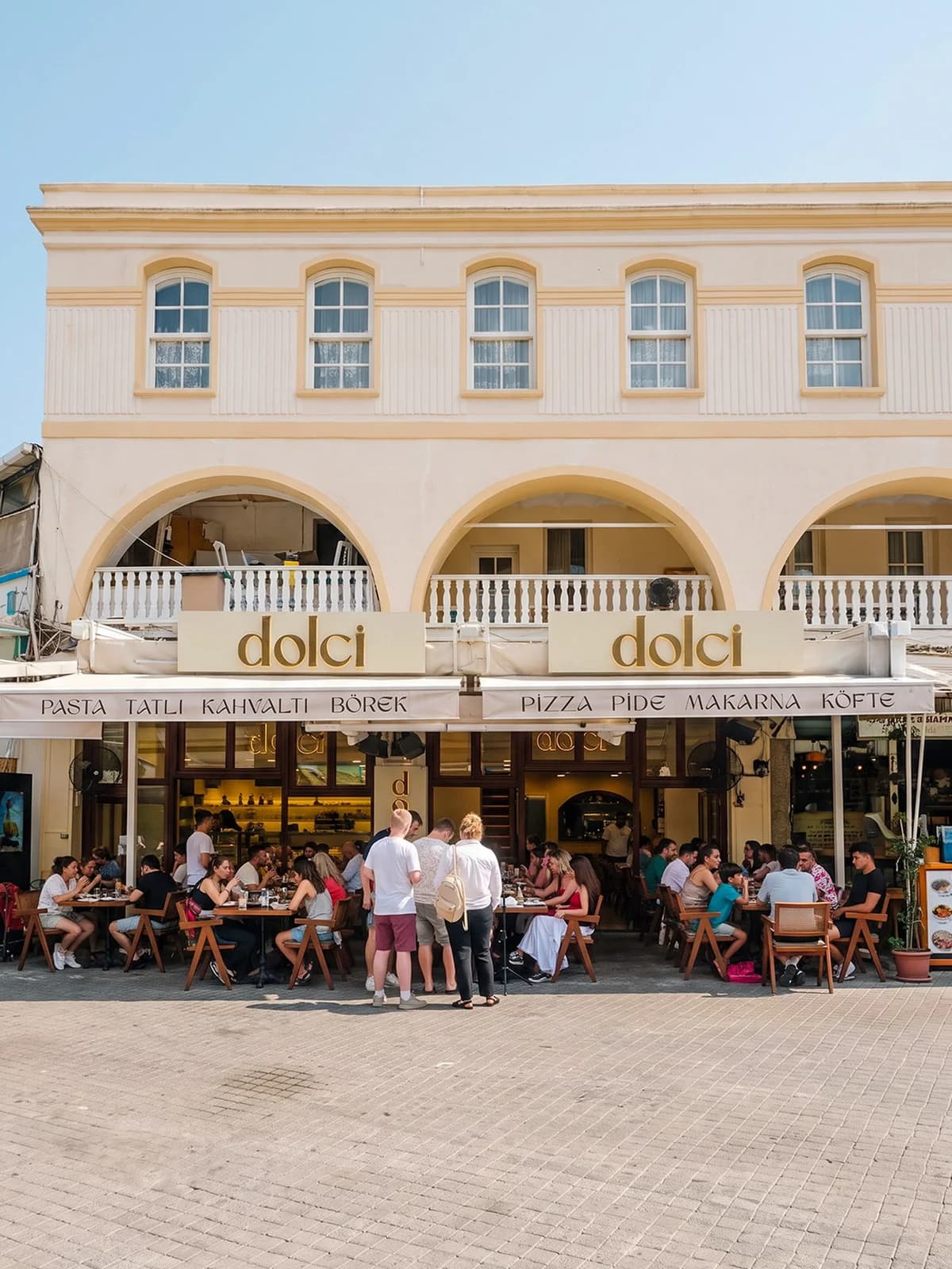 Dolci Büyükada'nın tarihi binası ve dış mekân oturma alanı