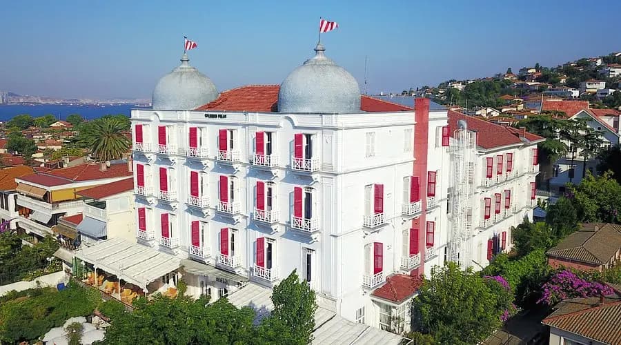 واجهة فندق Splendid Palas التاريخية في بويوك أدا